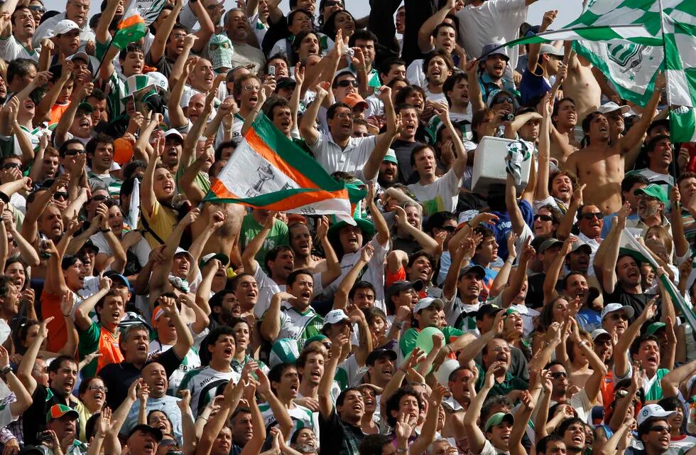 ultima fecha del torneo banfield se consagro consagra campeon campeones del torneo\r\n\r\nBanfield's fans cheer their team before the start of an  Argentine league final round soccer match against Boca Juniors in Buenos Aires, Sunday, Dec. 13, 2009. (AP Photo/Eduardo Di Baia) hinchada banfield cancha de boca juniors  campeonato torneo apertura 2009 futbol fans fanaticos hinchas hinchada simpatizantes seguidores tribuna