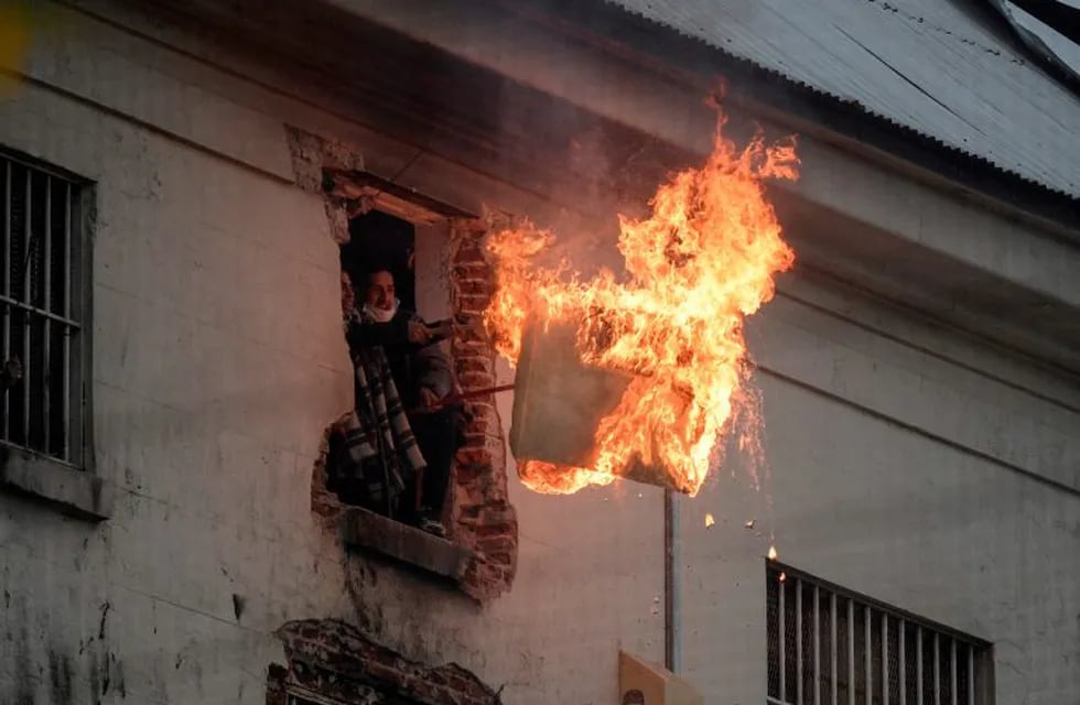 TOPSHOT - Inmates from Villa Devoto prison burn mattresses during a riot demanding measures to prevent the spread of the coronavirus, after Covid-19 cases were allegedly confirmed inside the prison, in Buenos Aires on April 24, 2020. (Photo by Juan Mabromata / AFP)