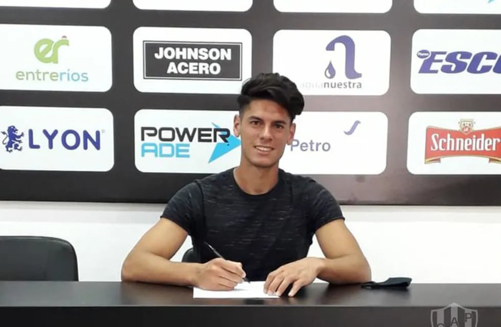 Iván Chaves firmó su primer contrato profesional hasta diciembre de 2023 con Patronato