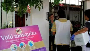 Casa por casa. Personal del Ministerio de Salud visitó hogares para detectar posibles casos de dengue (Gobierno de Córdoba)