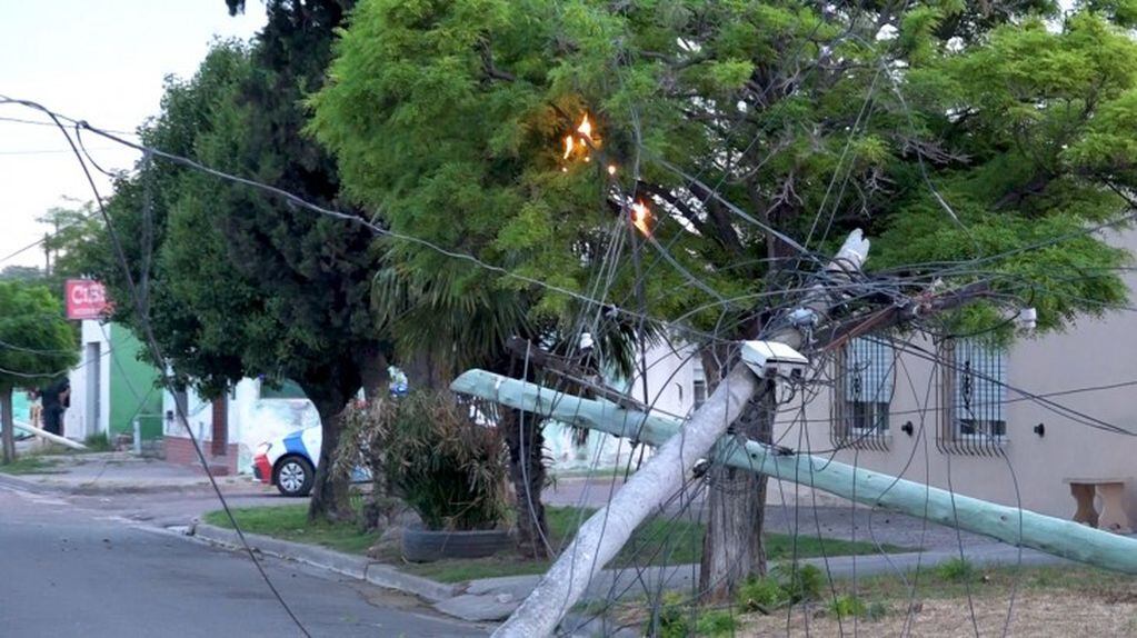Camión enganchó cables de luz en Olavarría
FOTO: VERTE TV