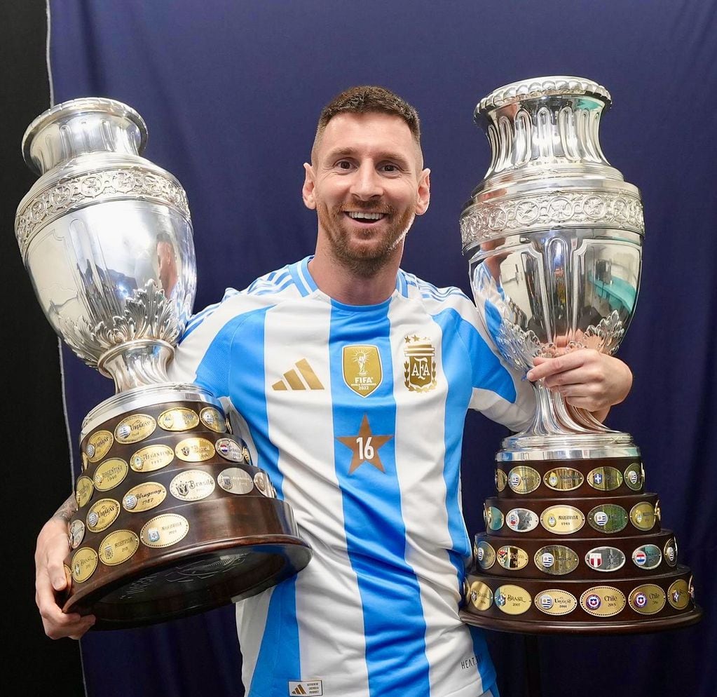 Lionel Messi publicó una foto con los dos trofeos de Copa América que ganó con la selección argentina de fútbol.