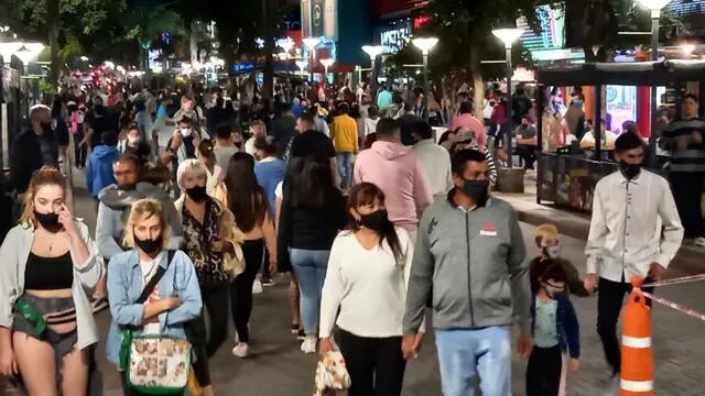 Carlos Paz. Los turistas recorrieron la peatonal de la villa serrana. (Santiago Berioli)