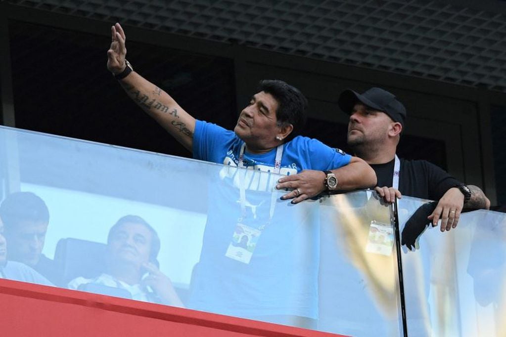 Maradona saluda a los hinchas.