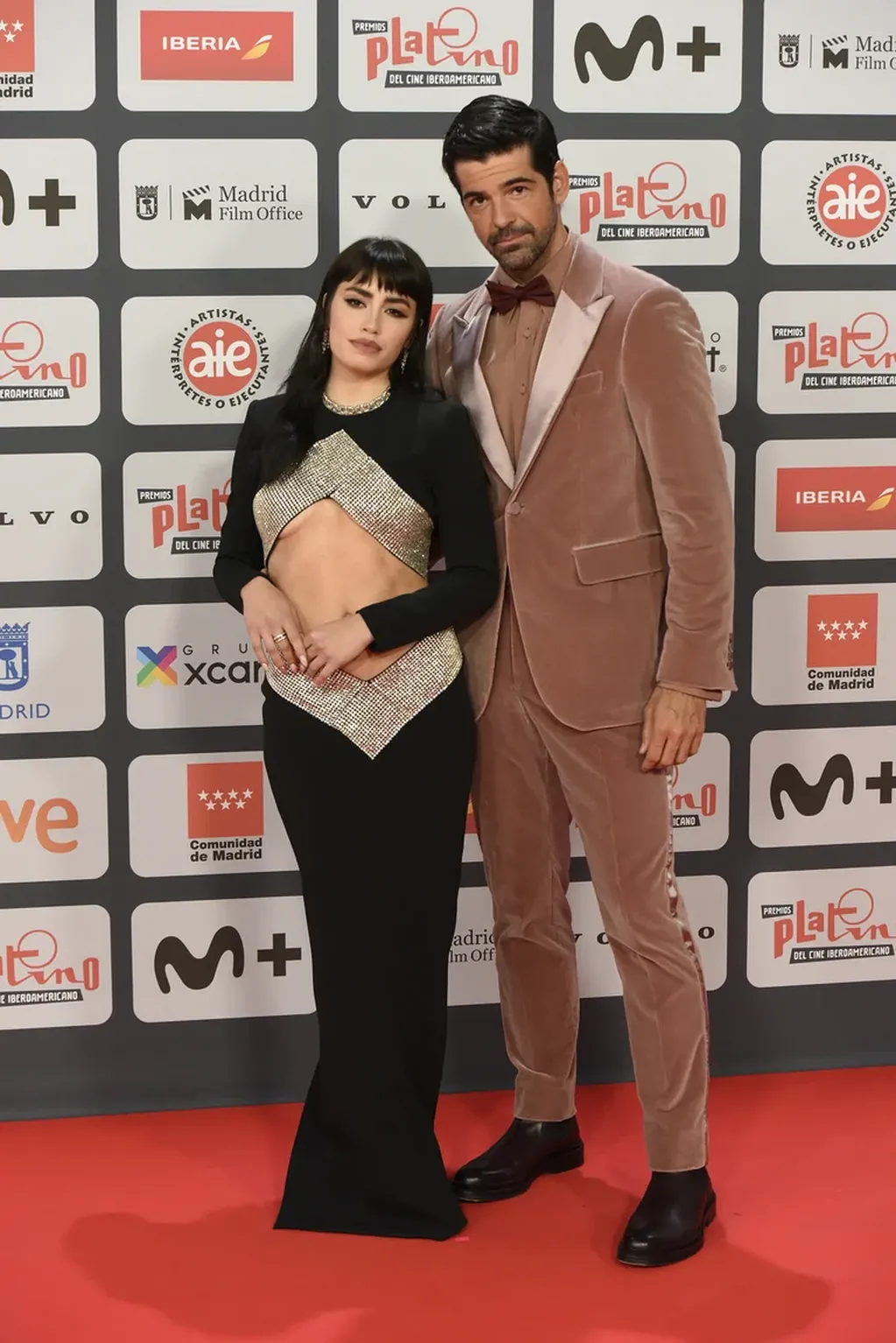 Lali Espósito junto al presentador Miguel Ángel Muñoz en la alfombra roja de Los Premios Platino