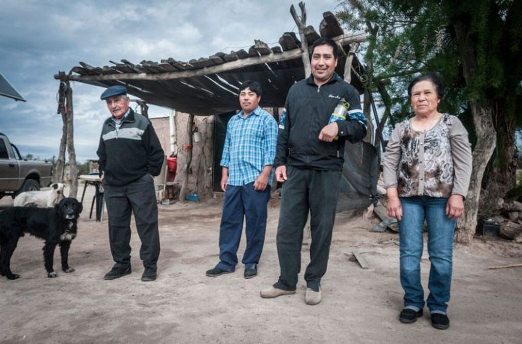 La familia Albornoz con el viejo rancho de fondo (El Diario)