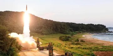 Demostraciones de fuerza. Tras el anuncio de Corea del Norte de un ensayo exitoso de una bomba de hidrógeno. Seúl probó ayer misiles. (AP)