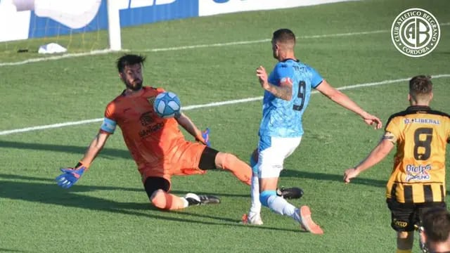 Pablo Vegetti se pierde una chance clara de gol ante el arquero Pellegrino, de Mitre