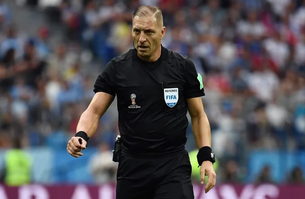 Argentininian referee Nestor Pitana looks on during the Russia 2018 World Cup quarter-final football match between Uruguay and France at the Nizhny Novgorod Stadium in Nizhny Novgorod on July 6, 2018. / AFP PHOTO / FRANCK FIFE rusia nestor pitana futbol campeonato mundial 2018 futbol futbolistas partido seleccion uruguay francia