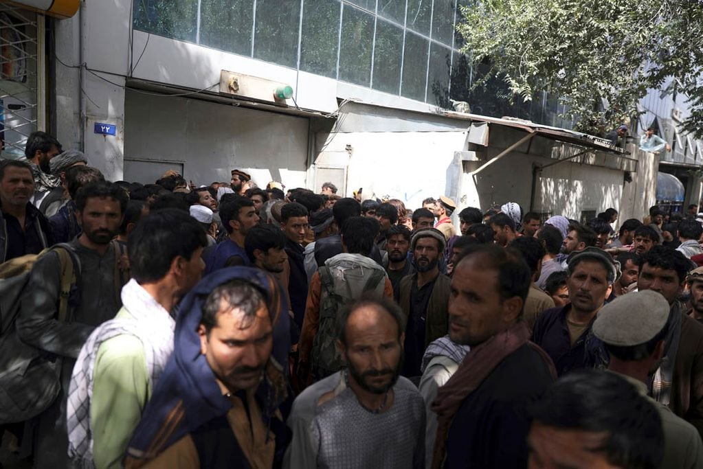 Afganos esperan en largas filas durante horas para tratar de retirar dinero frente al Kabul Bank. (AP)