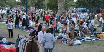 Ferias abiertas. Constituyen uno de los formatos que más crecieron en los últimos años en la venta informal en Córdoba capital. Una de ellas es la feria del parque Las Heras (Facundo Luque/LaVoz)
