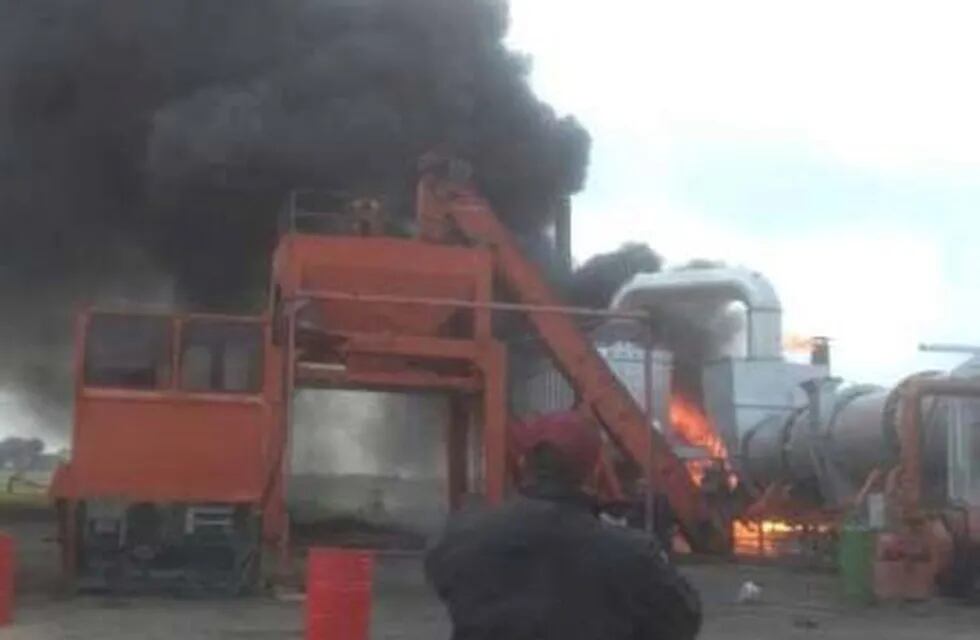 Explosión e incendio en un obrador sobre rutas 9 y 51. (Cachi Aringoli)