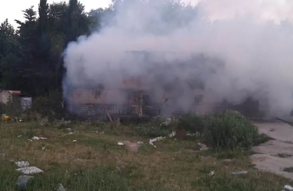 Fuerte incendio en una vivienda ubicada en Fortín Carhué 669