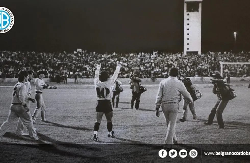 Maradona recibe la ovación de los hinchas de Belgrano en el Estadio Córdoba.