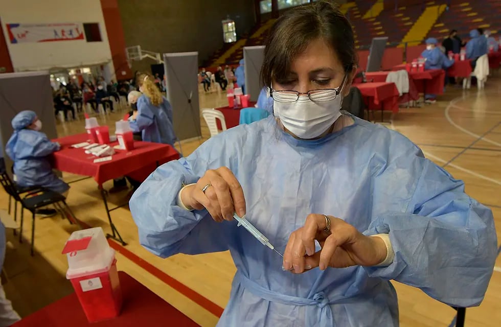 Demoras en la vacunación con vacunas Sputnik V, en el Vacunatorio de campaña en el estadio Polimeni, de Las Heras.
vacuna, vacunas, coronavirus, Covid 19, Covid, Crisis, salud, enfermero, médico , rusa, china