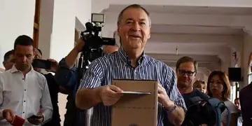 El gobernador Juan Schiaretti vota en las elecciones 2019.