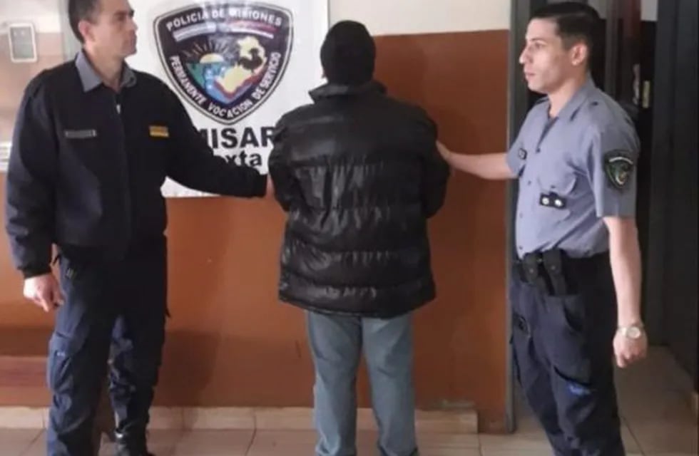 Policías de Misiones con uno de los detenidos por agredir verbalmente a sus parejas en Posadas. (Policía prensa)