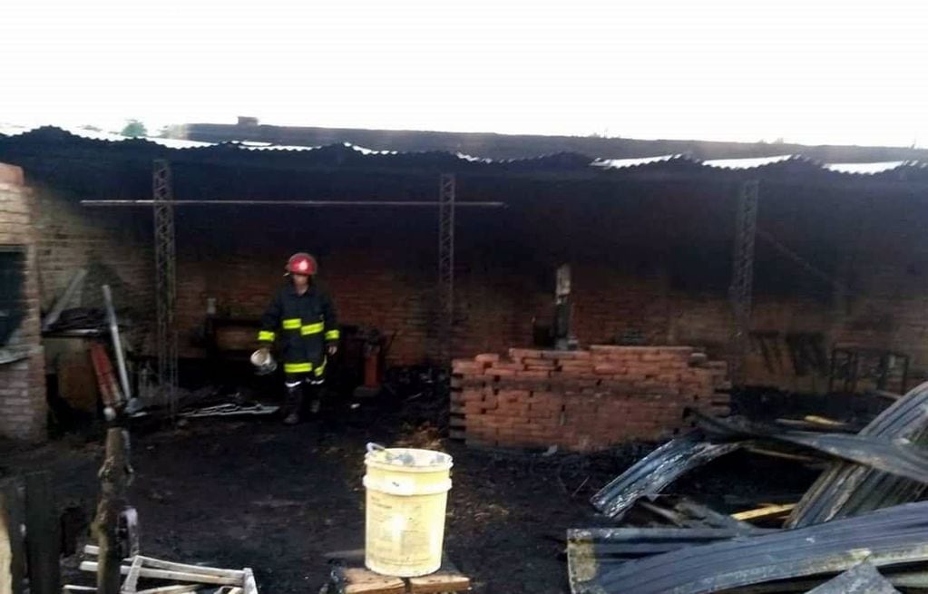 El fuego afectó la carpintería y destruyó el único sostén de la familia. 