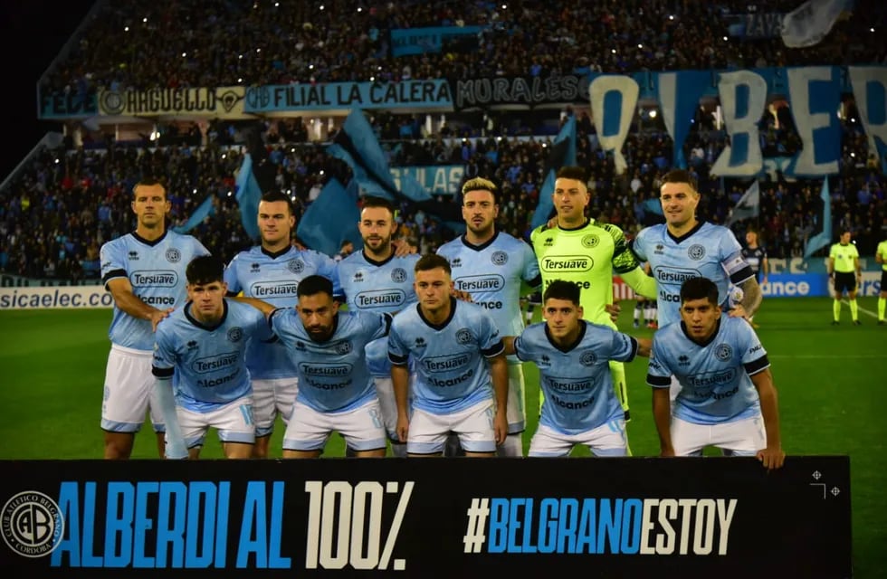 El plantel de Belgrano, en otra imponente noche en el Gigante de Alberdi. (Facundo Luque / La Voz)