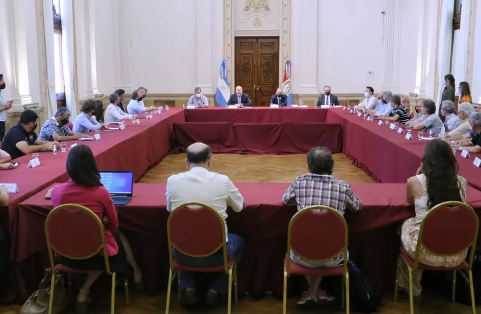 Reunión de Perotti y Corach con organizaciones. (Gobierno de Santa Fe)