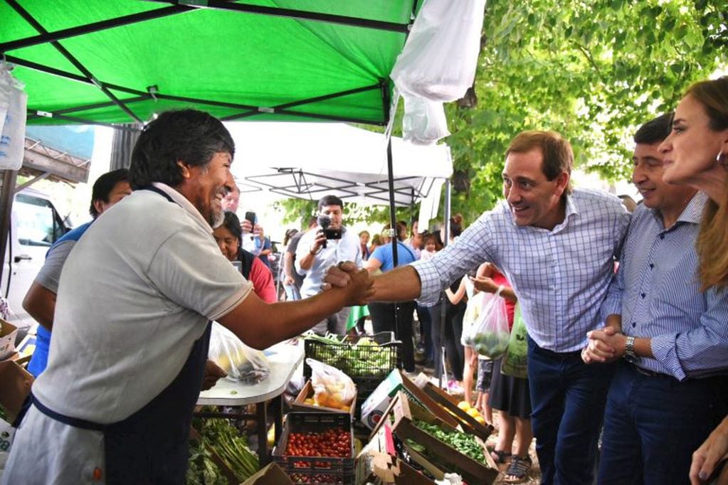 En la vereda del Pasaje Dardo Rocha, se desarrolló una feria de productores locales (Municipalidad de La Plata)
