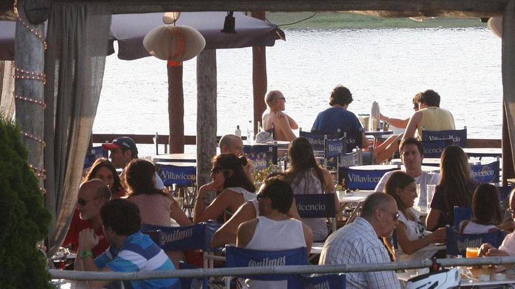 Salidas diarias. A pesar de que muchos turistas se alojan en cabañas, en las que pueden preparar almuerzo y cena, eligen salir a comer. En Carlos Paz, sobre el lago, la tarde también es un momento para sentarse (LaVoz).