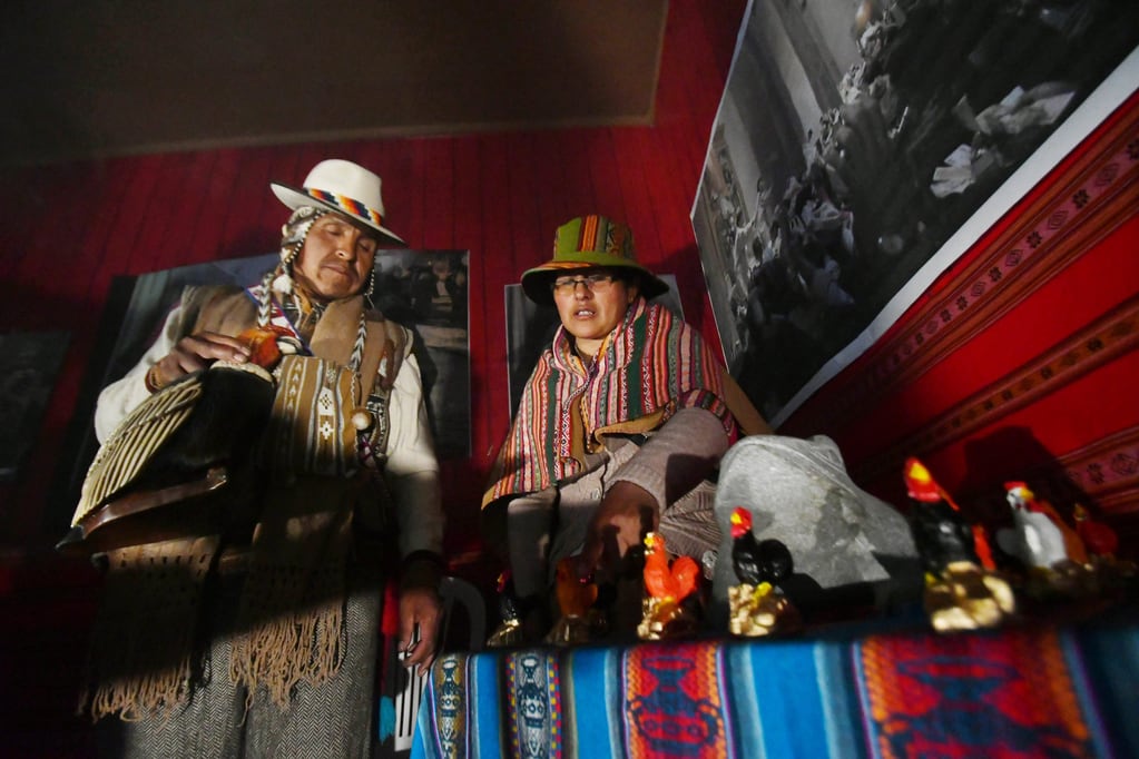 Dos amautas o sabios andinos en la "Casa del Ekeko", un personaje pagano venerado en la feria de "Alasita", fiesta cuyo origen se remonta a varios siglos atrás en el campo andino. La gente pide al Ekeko que haga realidad sus sueños, representados en objetos diminutos que compran en el lugar.