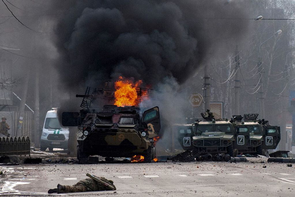 Un vehículo blindado de transporte de personal ruso arde en medio de vehículos utilitarios dañados y abandonados después de los combates en Kharkiv. (AP /Marienko Andrew)
