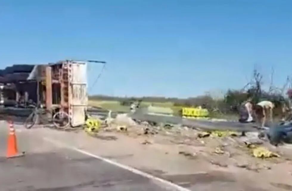 Un camión Scania con acoplado volcó en una curva de la ruta nacional 146, en Monte Comán.