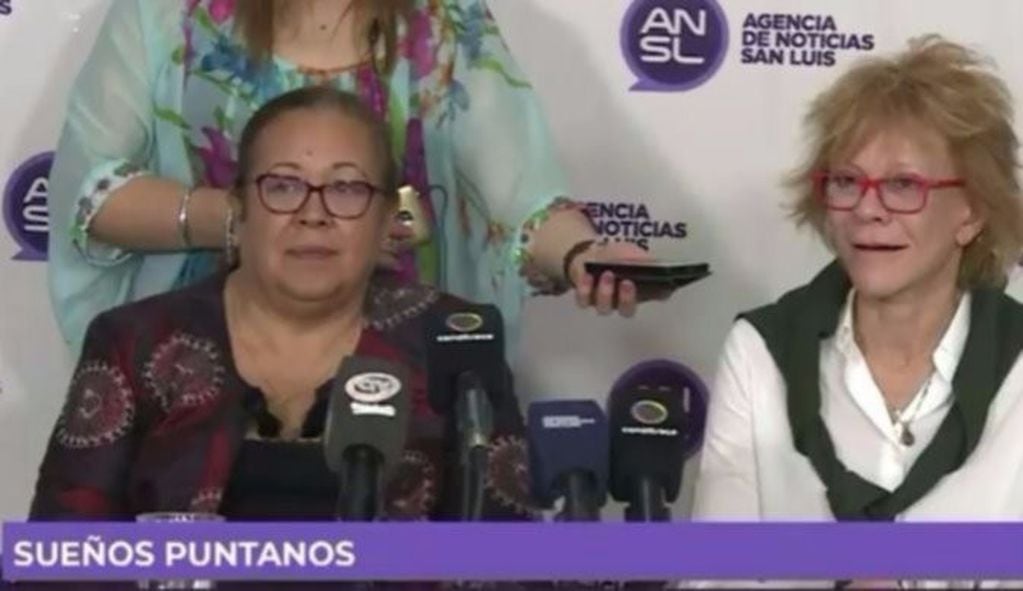 Gutiérrez de Gatto y Bañuelos en la conferencia de prensa cuando dieron lanzamiento a la web.