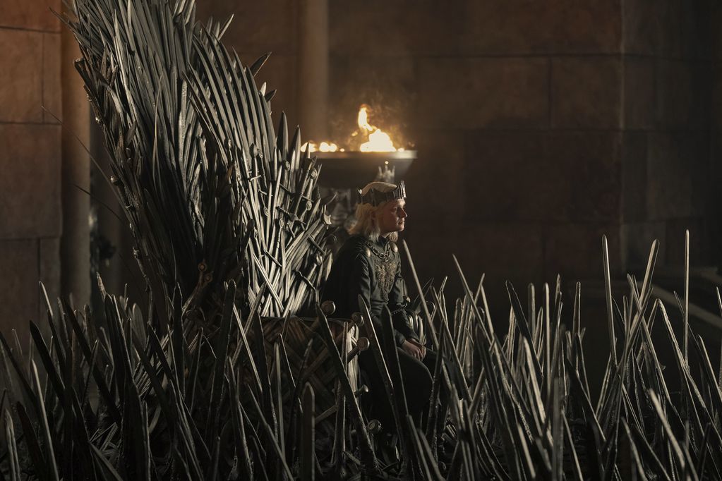 Aegon Targaryen, sentado en el Trono de Hierro de Desembarco del Rey. (Ollie Upton/HBO).