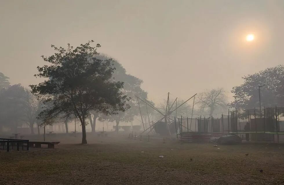 El Parque Urquiza quedó contaminado por las quemas este martes a primera hora.