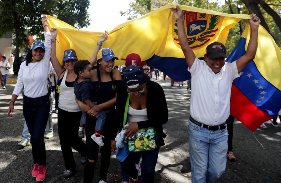 Opposition activists pour to the streets to back Venezuelan opposition leader Juan Guaido's calls for early elections, in Caracas on February 2, 2019. - Tens of thousands of protesters were set to pour onto the streets of Caracas to back self-proclaimed acting president Guaido's calls for early elections as international pressure increased on President Nicolas Maduro to step down. Major European countries have set a Sunday deadline for Maduro to call snap presidential elections. (Photo by Federico PARRA / AFP)