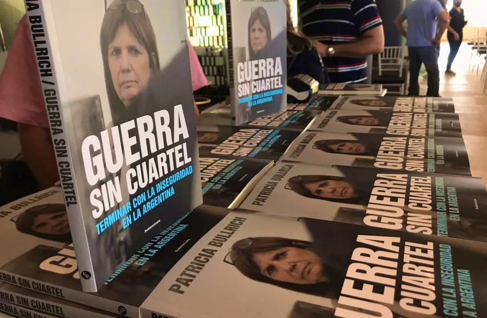 Patricia Bullrich presentó su libro "Guerra sin cuartel" en Carlos Paz.