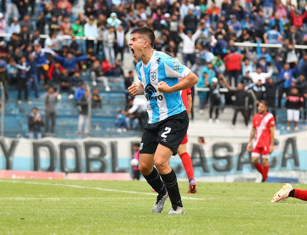 Franco Camargo, quien fue confirmado titular instantes previos al arranque del partido, abrió el marcador para Gimnasia de Jujuy.