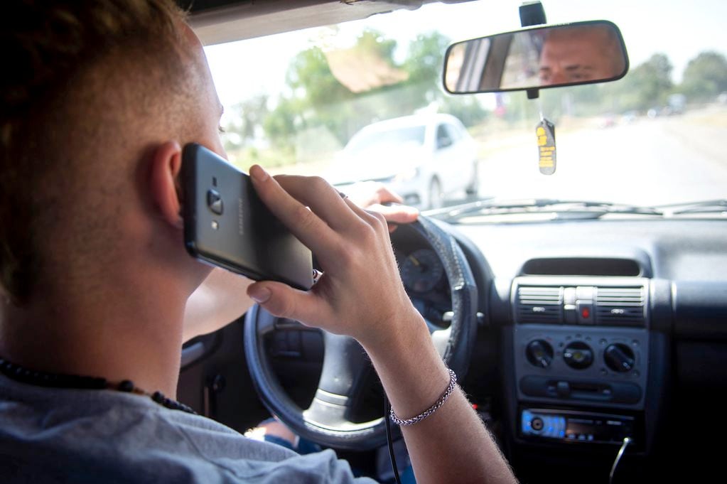 Celular al volante: peligroso como el alcohol, pero con multas más leves