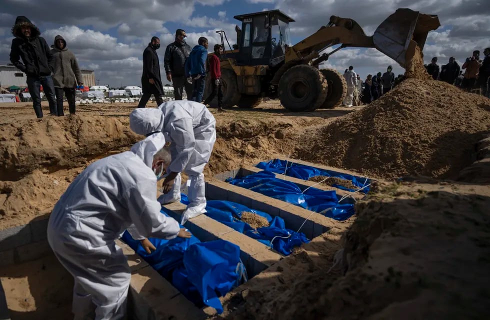 Palestinos entierran los cuerpos de personas que murieron en los combates con Israel y fueron regresados a la Franja de Gaza por las fuerzas militares israelíes, durante un funeral en Rafah, Franja de Gaza, el martes 30 de enero de 2024.