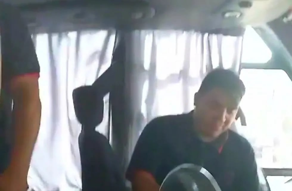 Chofer acusado de discriminar a un hombre con discapacidad en Carlos Paz. (Foto: captura de pantalla del video difundido).