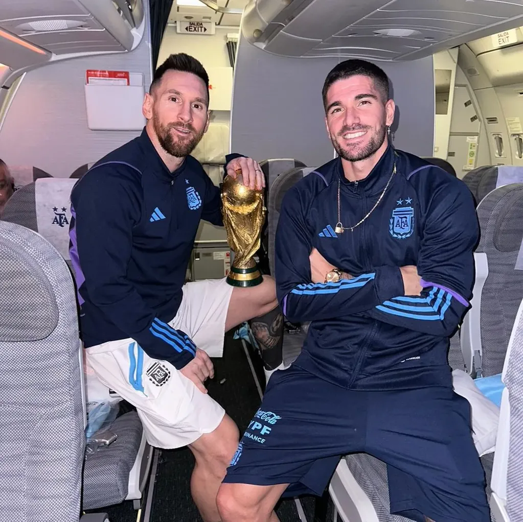 Lionel Messi junto a Rodrigo De Paul.