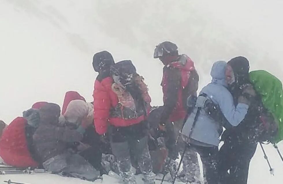 Impresionante operativo para rescatar a 30 personas que quedaron atrapadas en un temporal de nieve y viento en Tunuyán.