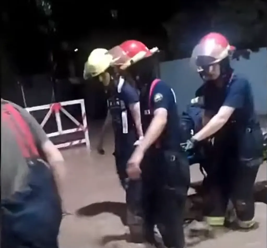 El personal de los bomberos pudieron asistir al adolescente y rescatarlo.