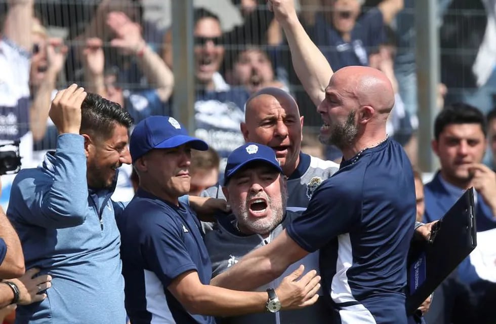 El debut del Diego Maradona en el encuentro entre Gimnasia y Racing. REUTERS/Agustin Marcarian