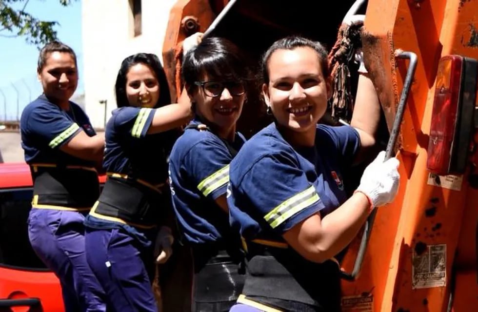 En Posadas implementaron el primer equipo de recolección de residuos compuesto por mujeres.