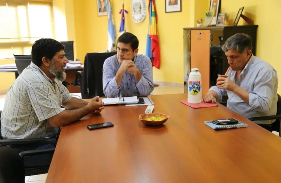 El intendente Martínez recibió al funcionario provincial en su despacho.