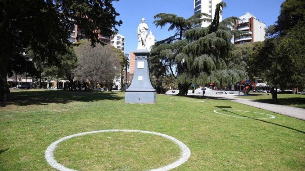 Ante la llegada de la Primavera, la Municipalidad de La Plata realizó demarcaciones de círculos en parques y plazas de la ciudad, con el objetivo de que los vecinos cumplan con el distanciamiento social requerido (Municipalidad de La Plata)