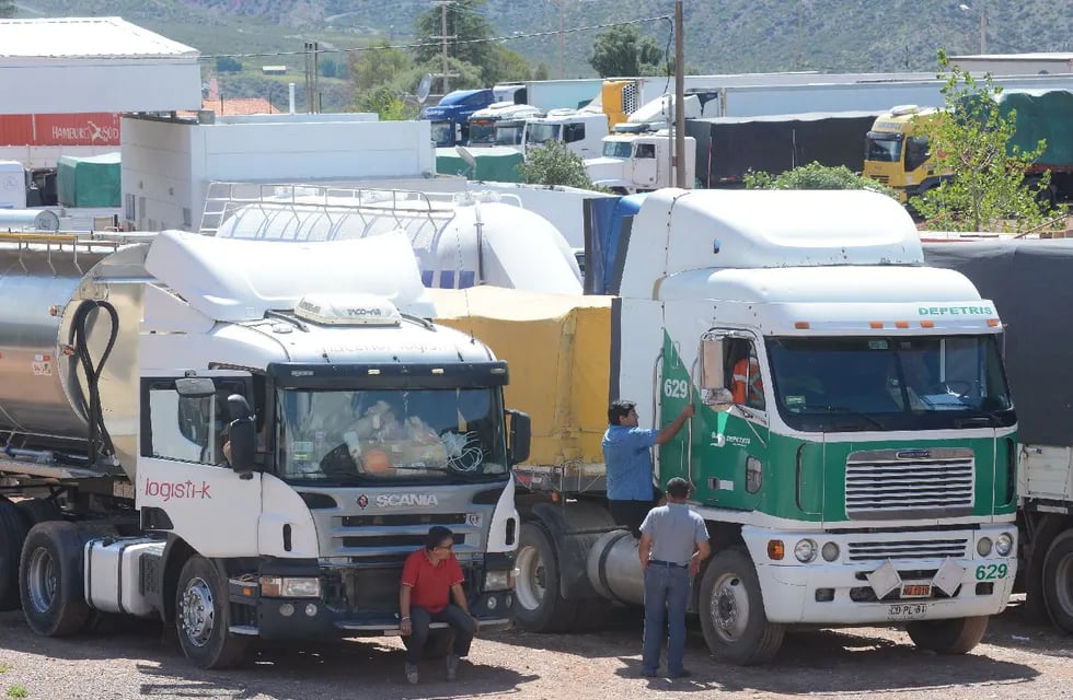 Los transportistas de carga pesada cortaron esta mañana la Ruta 7 en Uspallata en reclamo por las demoras y los maltratos que reciben en el paso fronterizo. Imagen ilustrativa