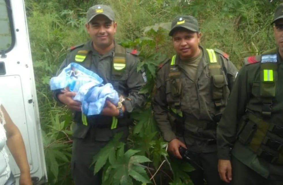 Gendarmería asistió al parto de una mujer dentro de un colectivo en Salta. (Gendarmería Nacional)