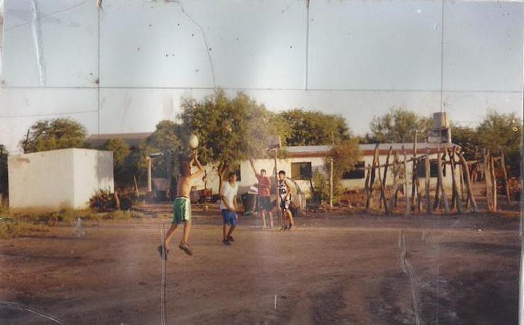 Gabriel Deck jugando en el patio de su casa en Colonia Dora durante su niñez.