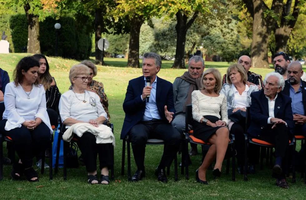 Handout picture released by Argentina's Presidency showing Argentinian President Mauricio Macri speaking at the presidential residence in Olivos, Buenos Aires, on April 02, 2018, with a group of relatives of soldiers killed during the Falklands (Malvinas) war who visited the Darwin cemetery on March 26 on the islands, where they were able to pay tribute to the tombs of the 90 combatants, identified by the Red Cross after 36 years. / AFP PHOTO / ARGENTINE PRESIDENCY / HO / RESTRICTED TO EDITORIAL USE - MANDATORY CREDIT \