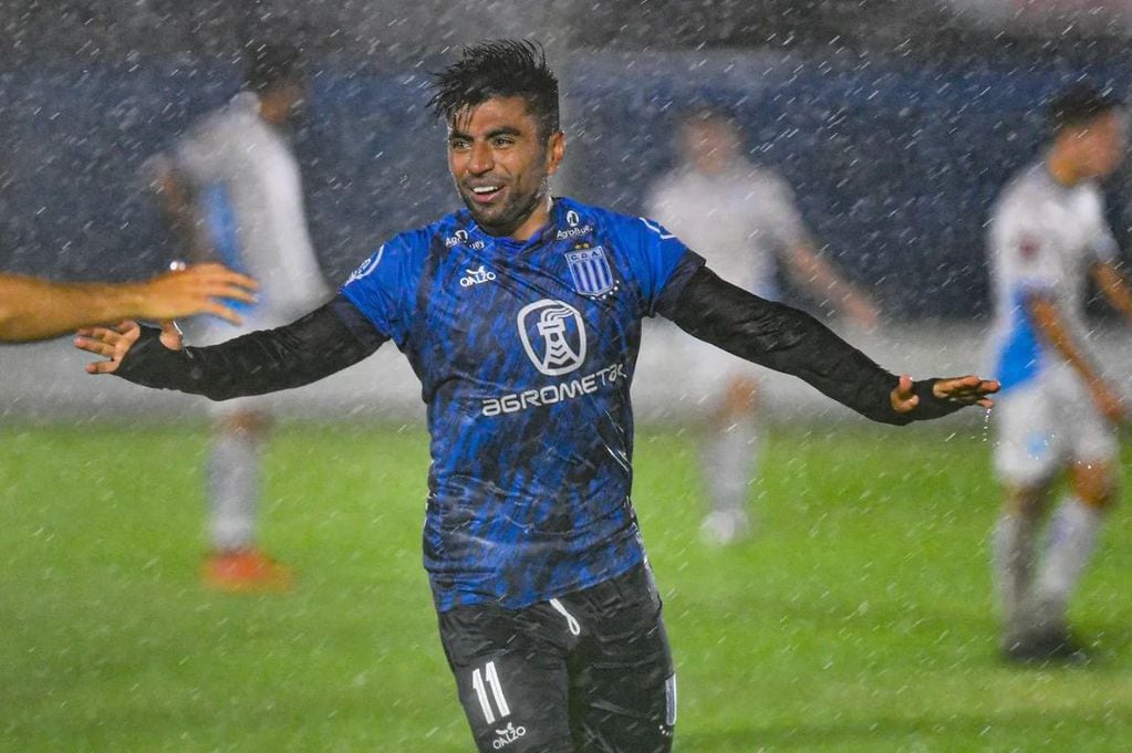 Maxi Correa celebra su golazo para Argentino de Monte Maíz. (Instagram @Maxi_Correa5).